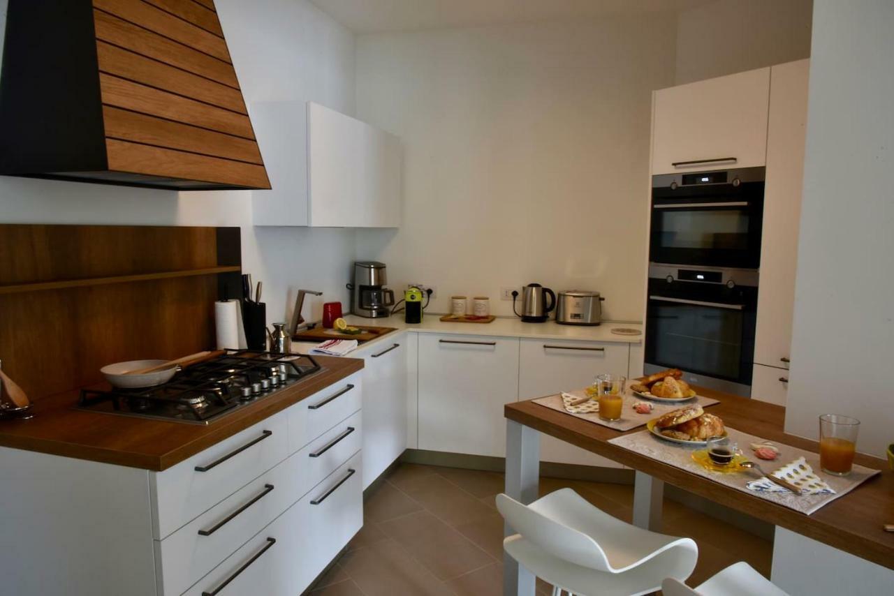 לוברה Stylish Lakefront House מראה חיצוני תמונה