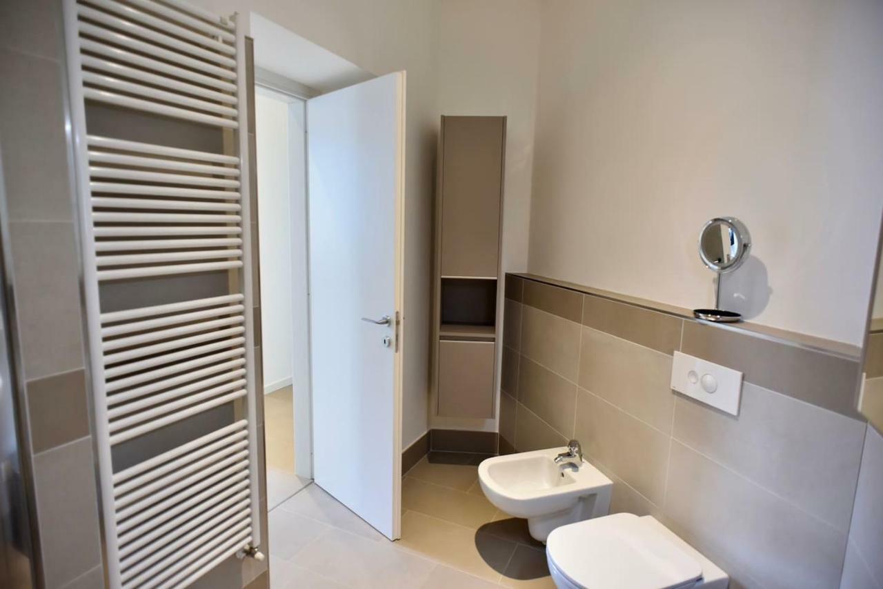 לוברה Stylish Lakefront House מראה חיצוני תמונה
